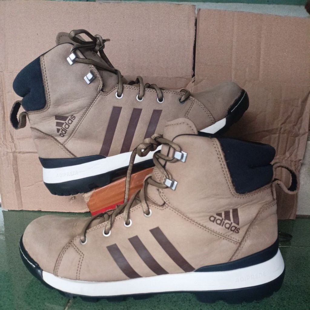 sepatu outdoor adidas