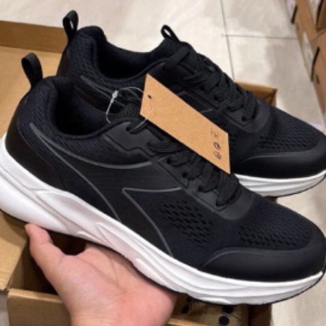 Sepatu diadora hitam putih