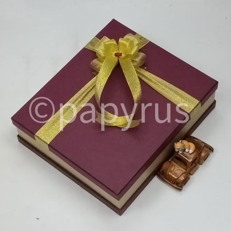 

PAPYRUS Sandwich 30x35 Tinggi 10cm Kotak Kado Gift Box Hardbox Hampers Hadiah V1