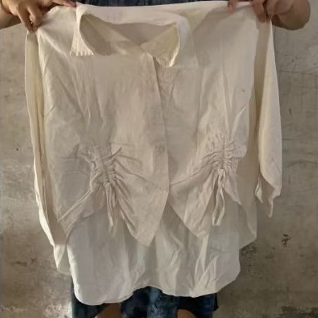 PL kemeja putih wanita