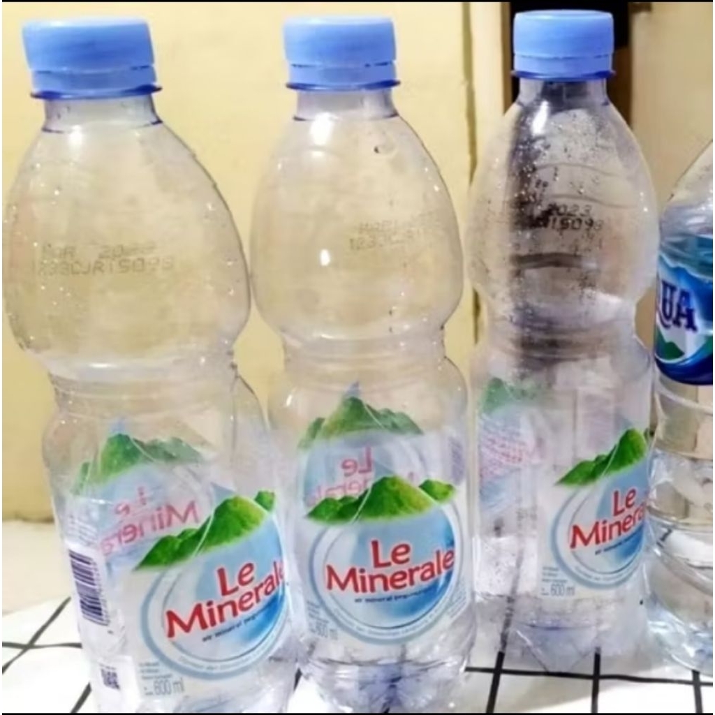 

Botol Kosong/Bekas Air Mineral Sudah Bersih Ukuran 600ml Pemakaian Pribadi Bukan Hasil Mulung