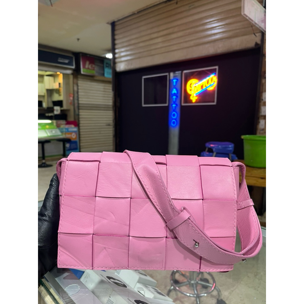 Tas anyam pink kulit asli model otega Preloved