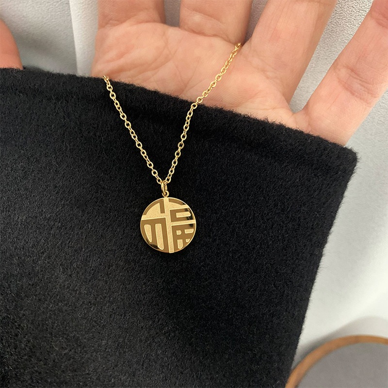 Kalung liontin koin dengan ukiran karakter Cina “FU” di kedua sisi, sebagai hadiah untuk wanita yang