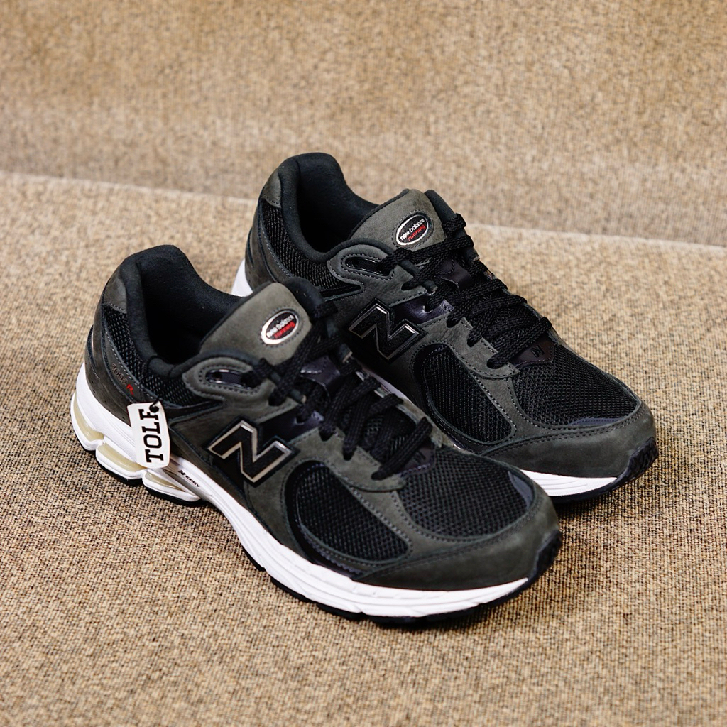 New Balance 2002r Black Grey