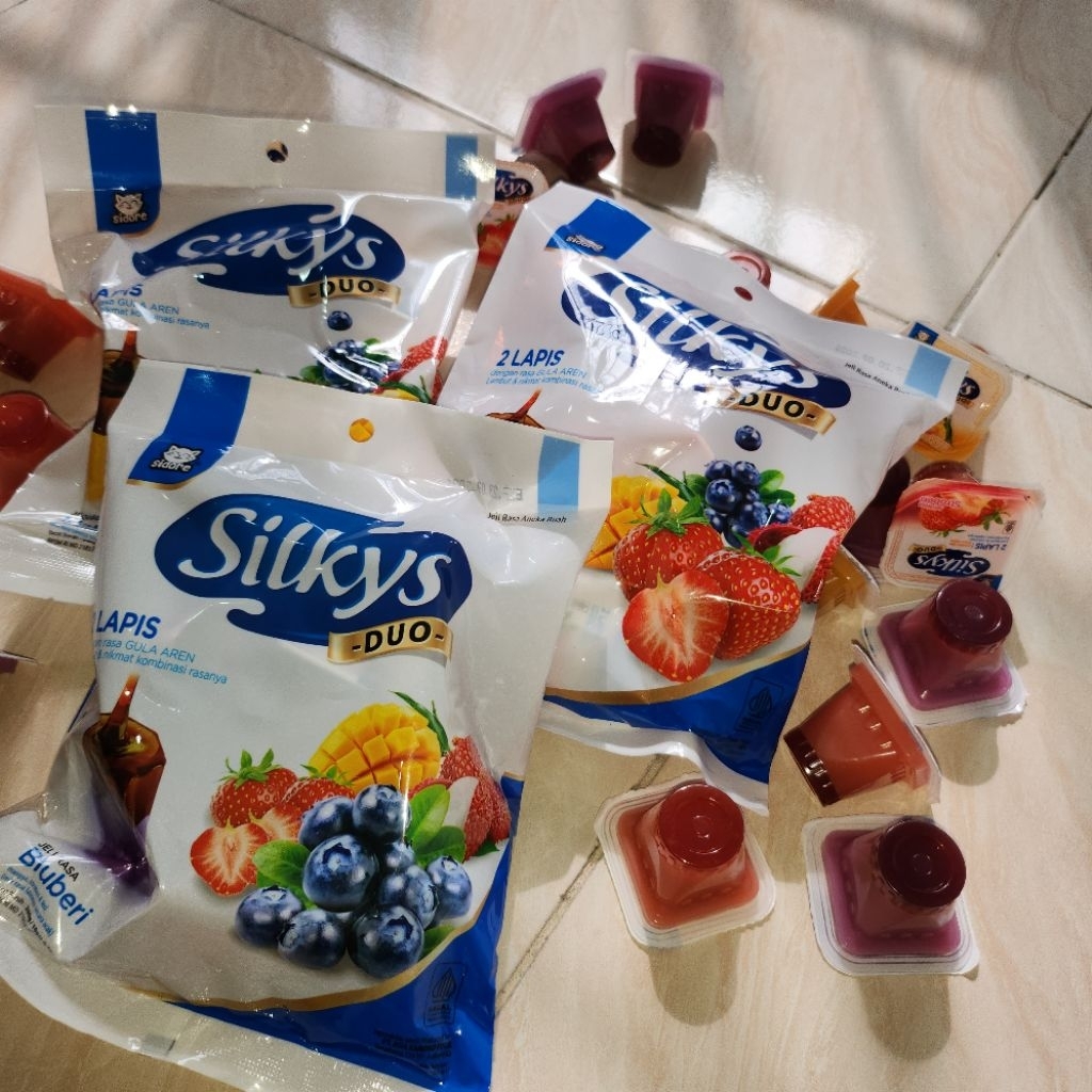 

SILKYS DUO PUDING 2 LAPIS GULA AREN RASA BLUBERRY, STRAWBERRY, DAN MANGGA | Silkys Duo Jelly