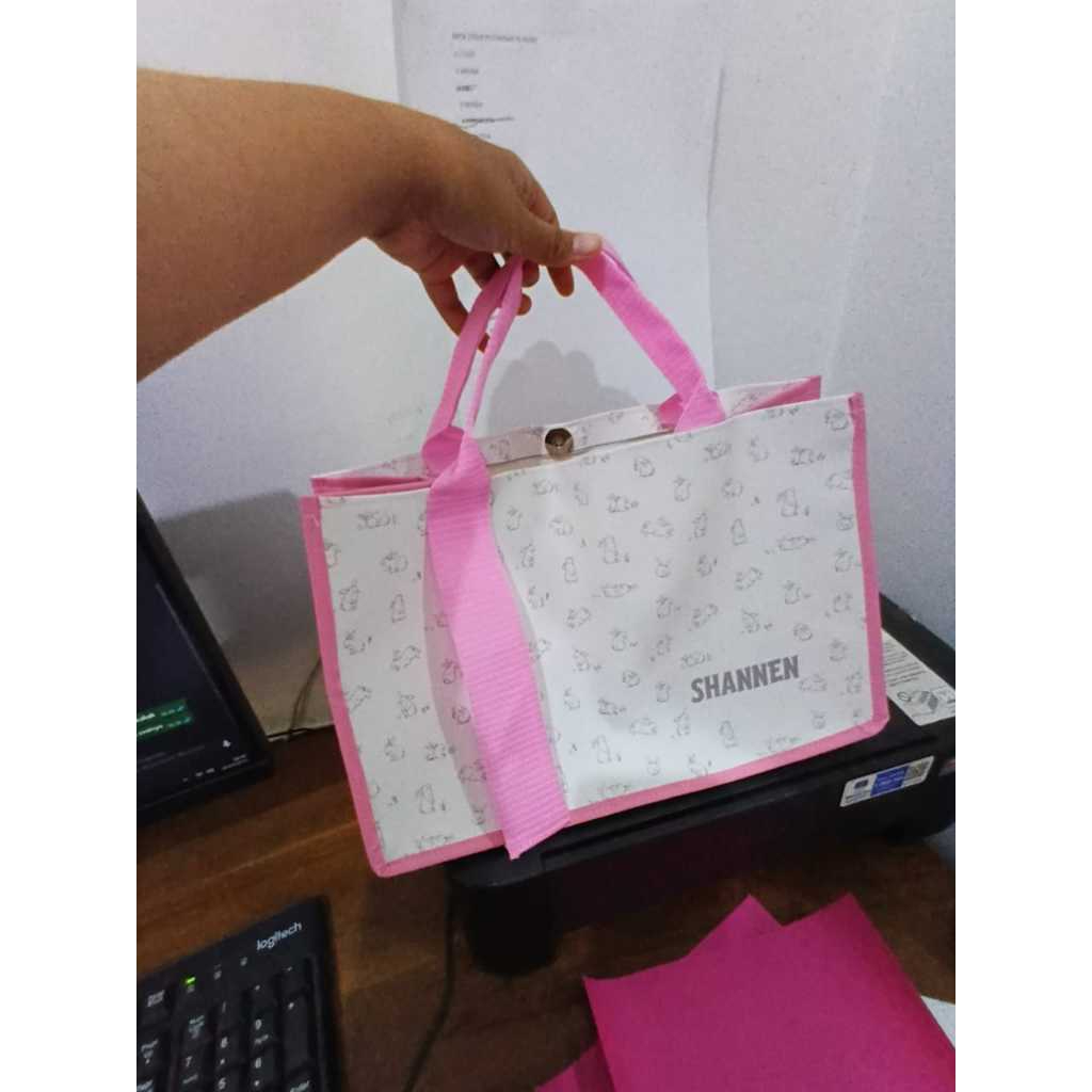 

TAS CHIRA ULTAH CUSTOM NAMA/ TERLARIS/ BAHAN PREMIUM/GOODIEBAG ULTAH ANAK/SOUVENIR ULTAH P25 L13 T20