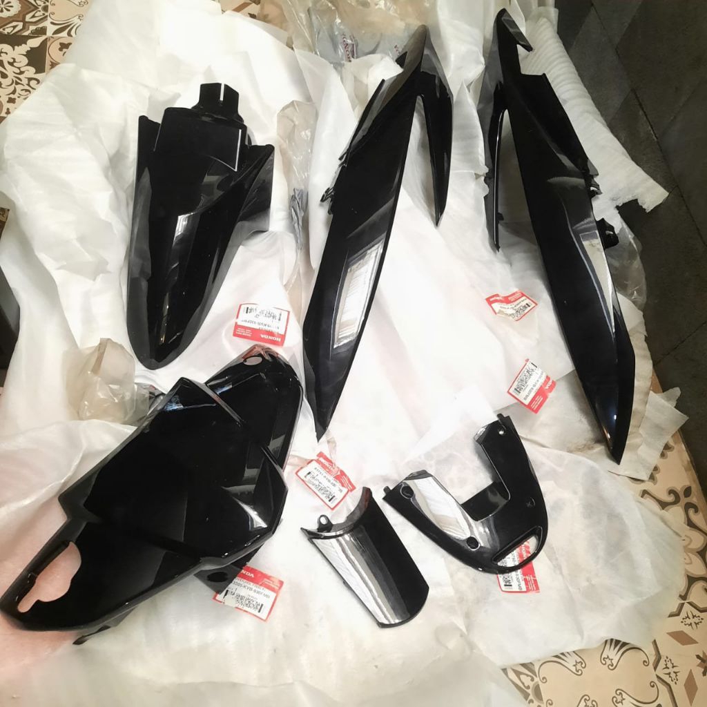 COVER BODY VARIO KARBU 110 CW HITAM ORIGINAL AHM