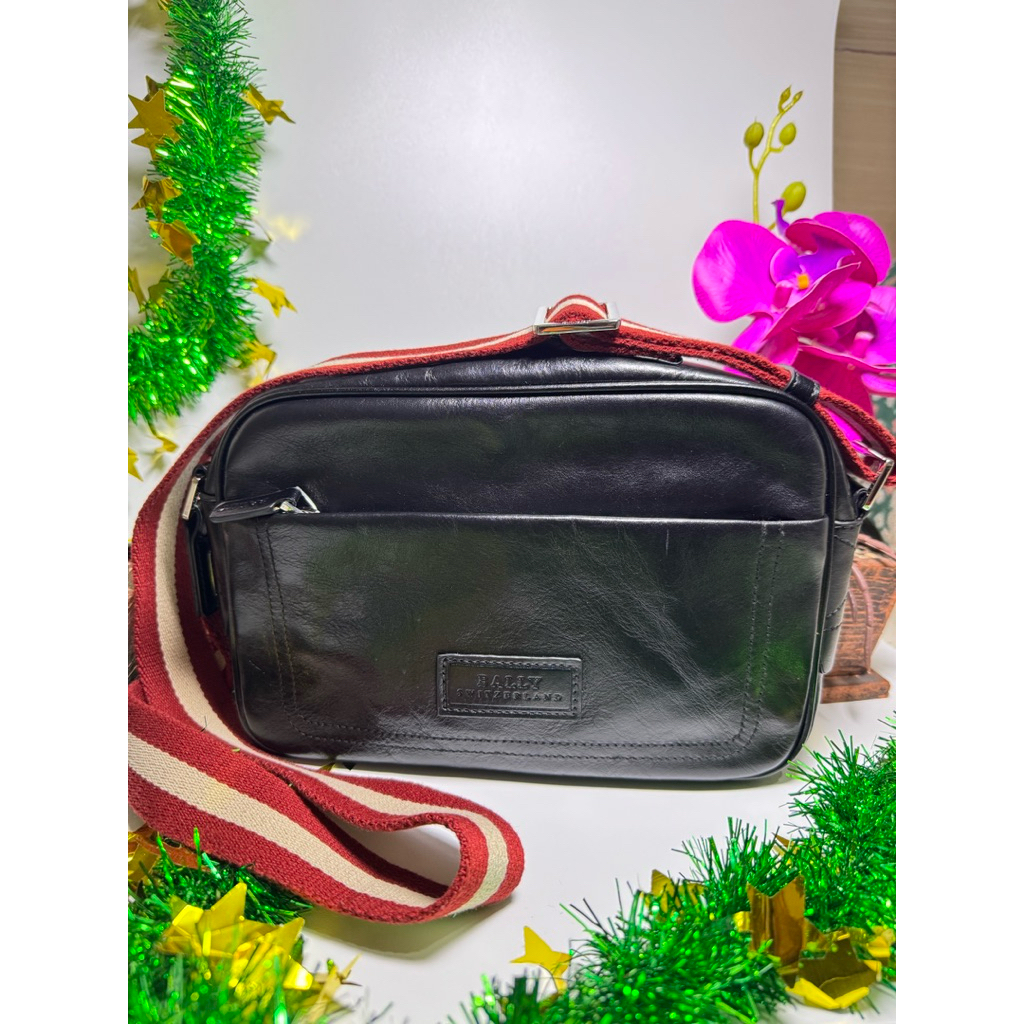 Tas bekas Bally seri Transfero bahan kulit sapi kondisi masih sangat bagus sudah di spa bersih dan w