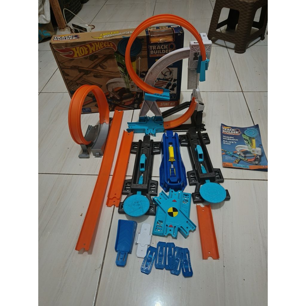 mainan anak hot wheels kondisi dna kelengkapan sesuai fhoto