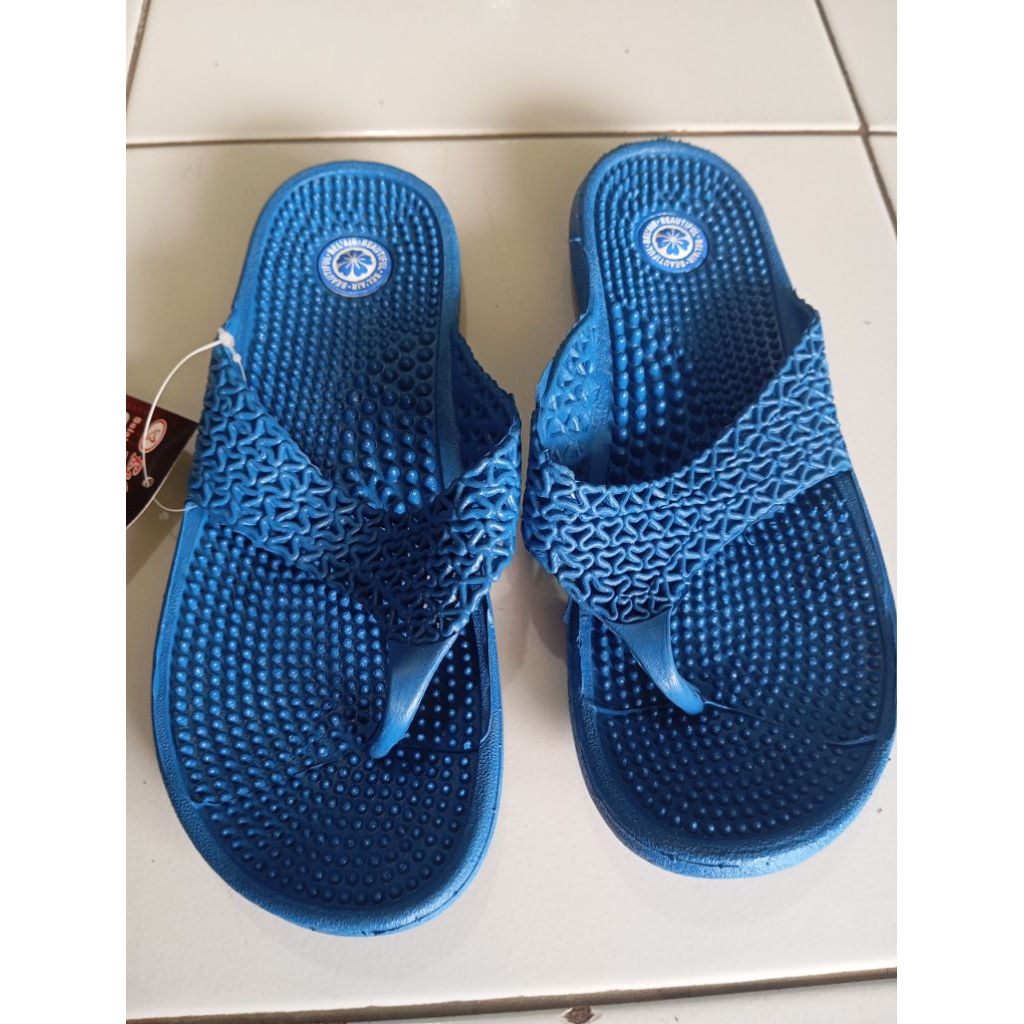 Sandal Jepit Refleksi Wanita dari bahan karet lentur