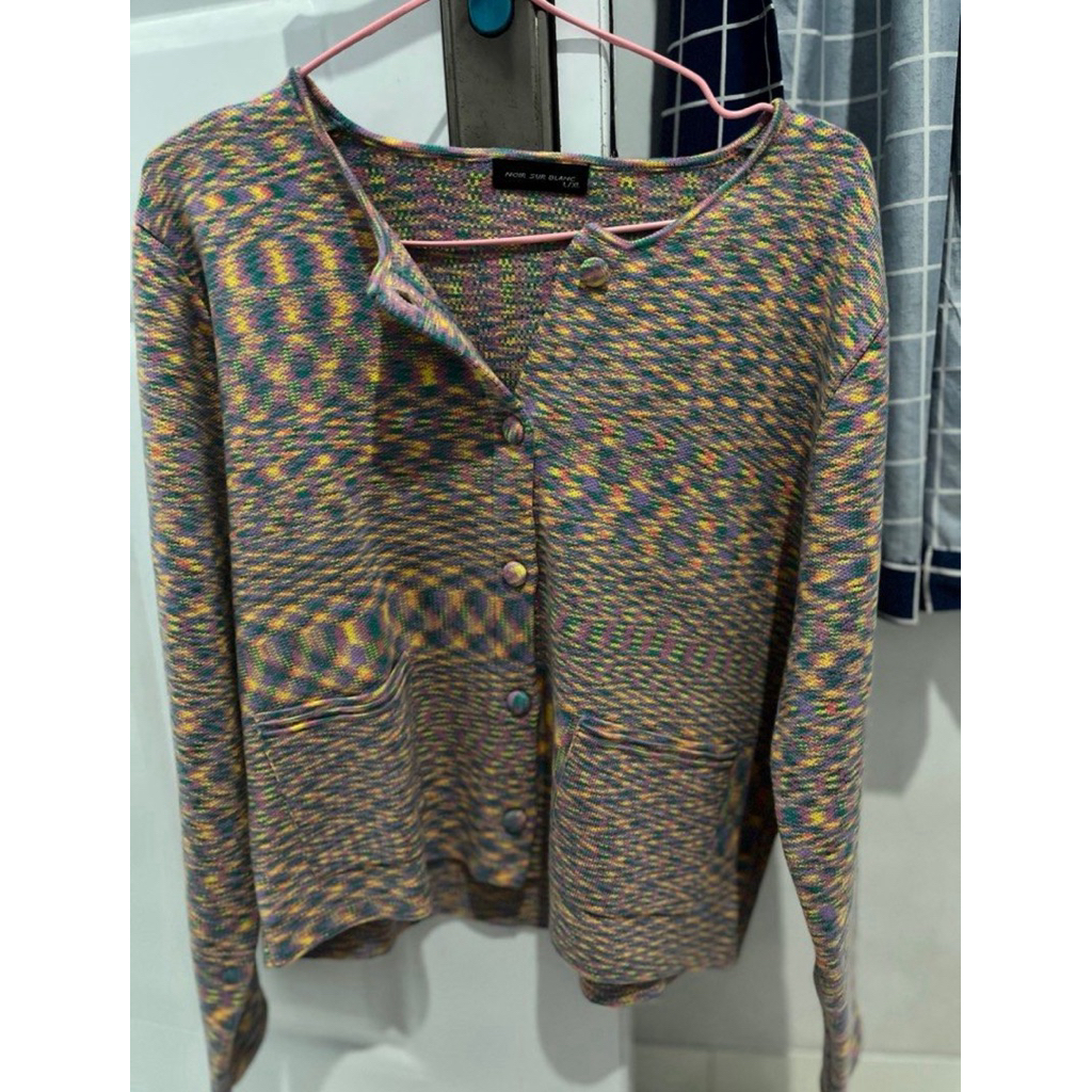 Noir sur blanc cardigan