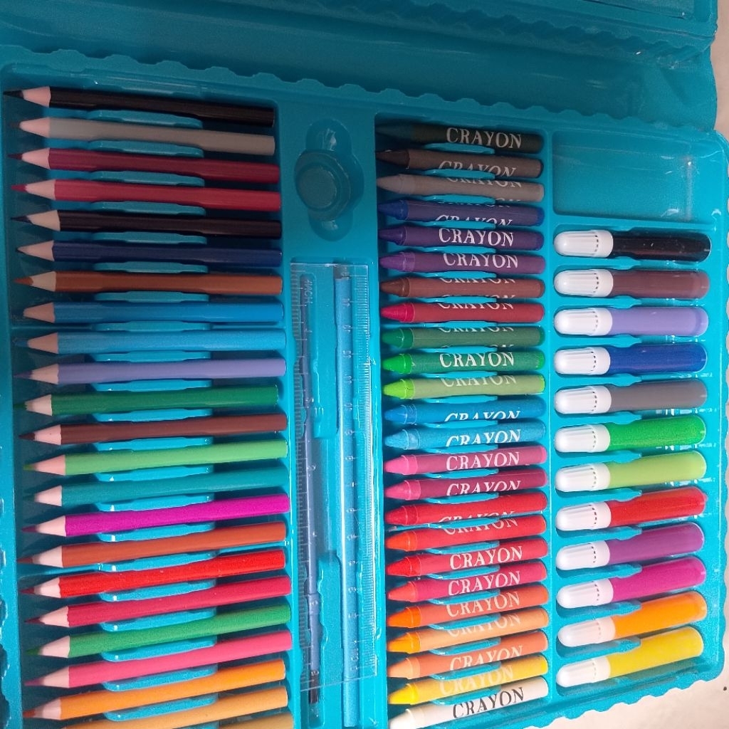 

Crayon set paint art set 208 pieces preloved