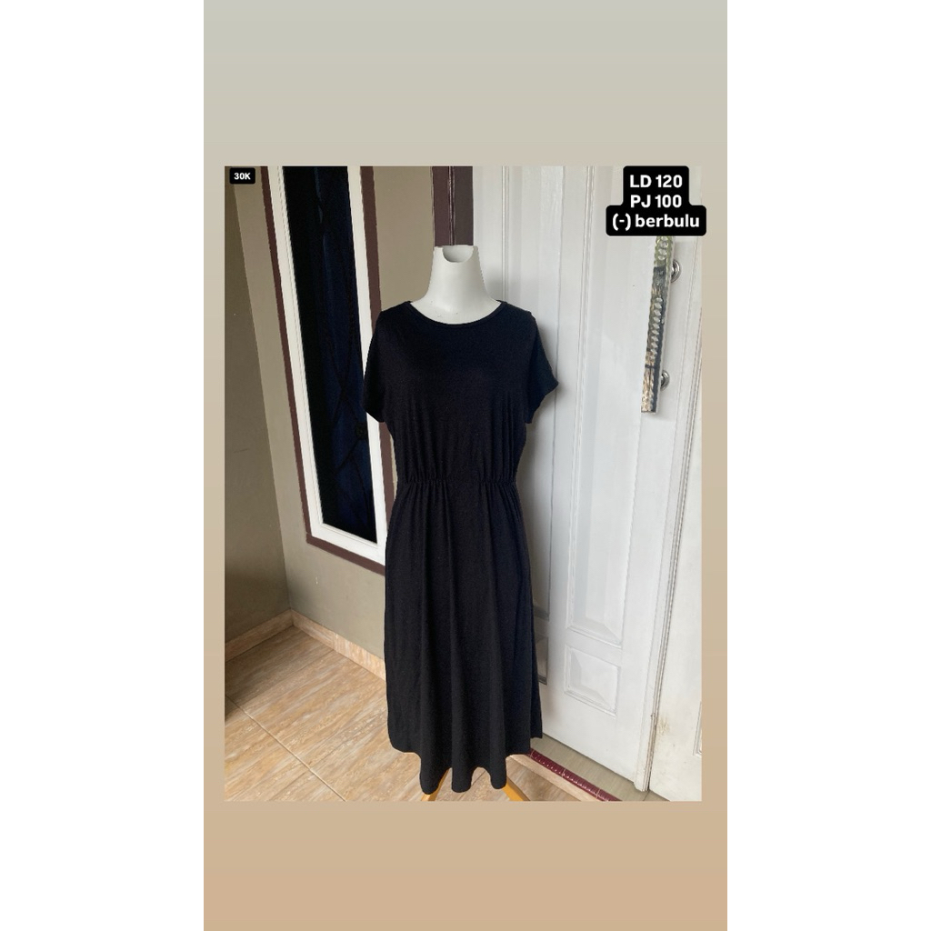 15. Dress hitam panjang lengan pendek polos