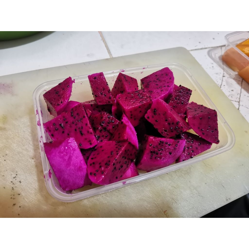 

Buah Naga Merah Potong