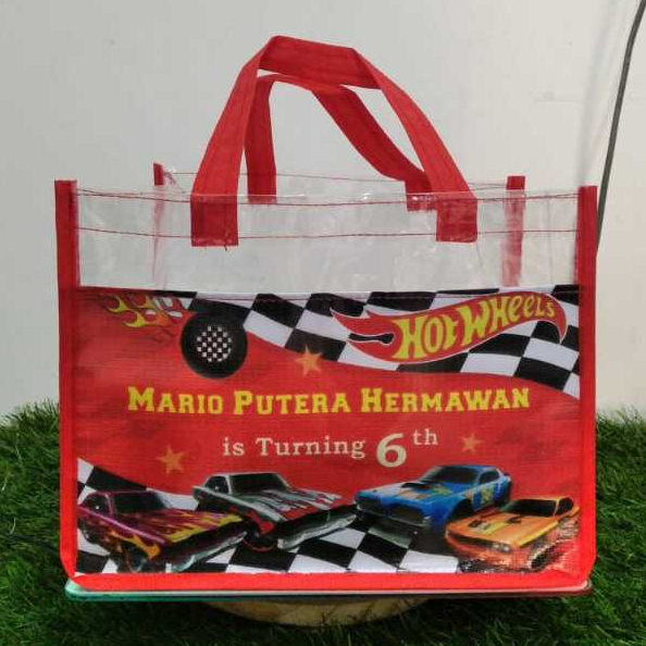 

Tas Ulang Tahun Kombinasi Mika/Muat Box KFC/ ukuran : 25 x 13 x 20 cm
