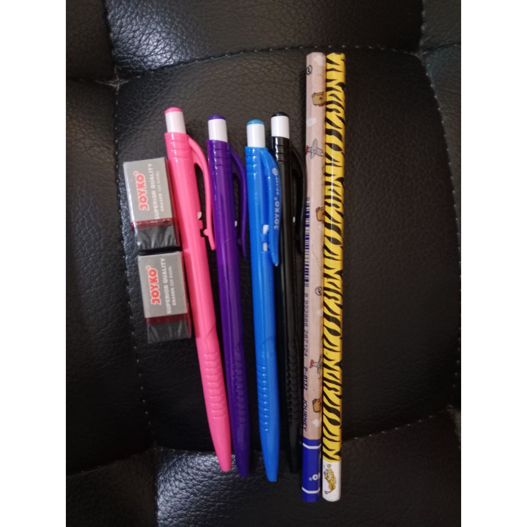 

1 set alat tulis (4 bolpen Joyko, 2 pensil Joyko, dan 2 penghapus)