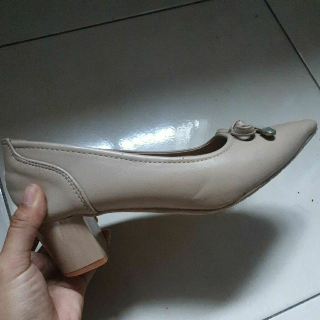 Bozka sepatu formal cream