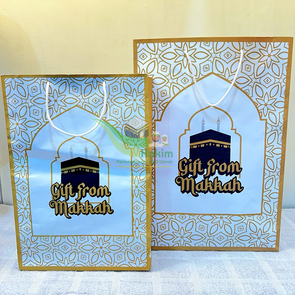 

Paper Bag Gold Motif Ka’bah Bahan Tebal Kuat Dan Berkualitas Hampers Oleh-Oleh Haji & Umroh Tas Oleh-oleh Haji