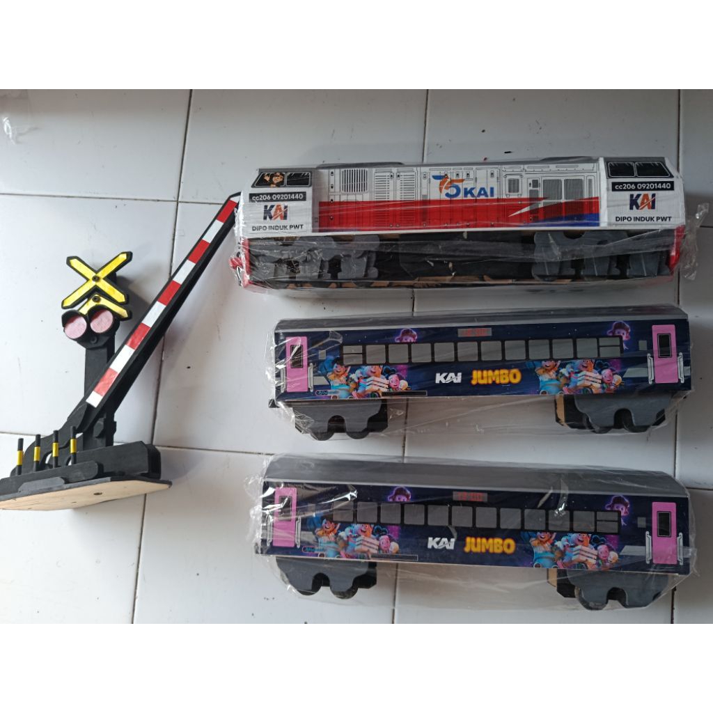 satu set  kereta kayu cc206 dan 2 gerbong + palang pintu