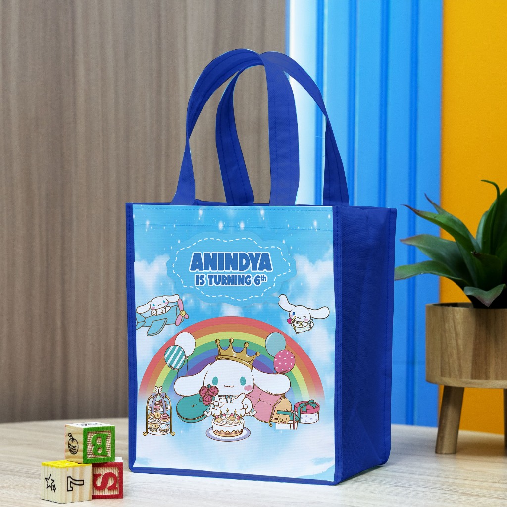 

Tas Ulang Tahun Promo Motif Cinnamorol Custom Nama,Tas Ulang Tahun Anak Potrait T25 P20 L13 Muat Kotak Ayam