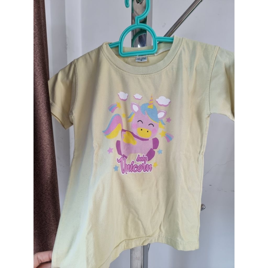 kaos anak cewe/warna kuning/preloved kaos anak perempuan/unicorn