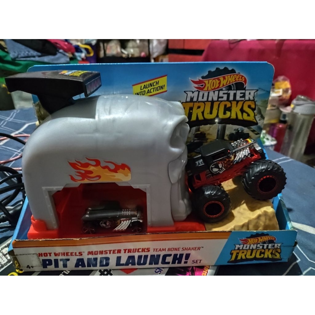 Diecast Hot Wheels Pit And Launch Monster Truck Playset Set Track Builder Shark Wreak Bone Shaker HW
