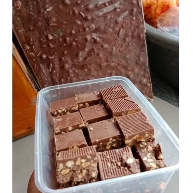 

Cokelat blok chocbar isian mede almond 500gr