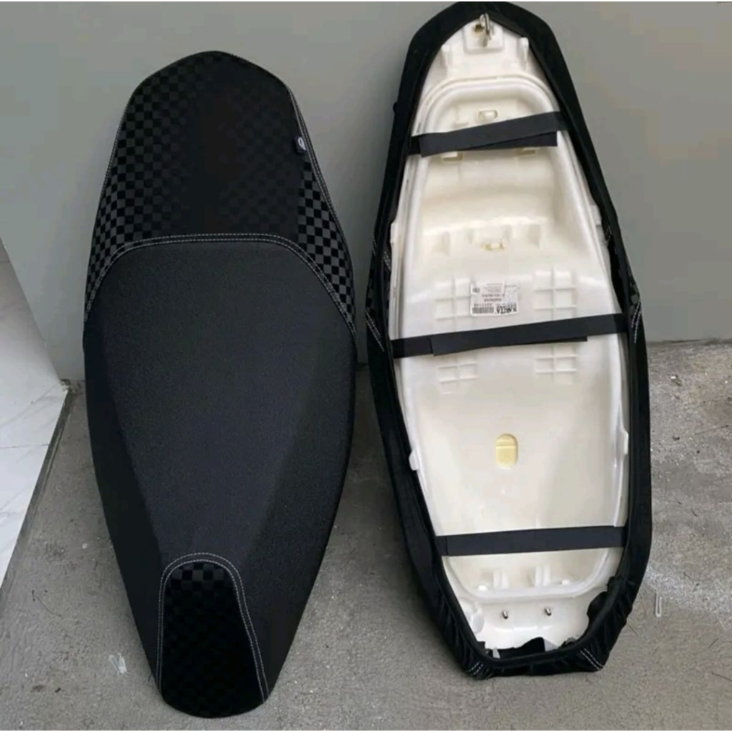 [ PASANG SENDIRI ]SARUNG  KULIT JOK MOTOR BAHAN AMPELAS DAN 3D CATUR BELAKANG SUDAH MENGGUNAKAN KARE