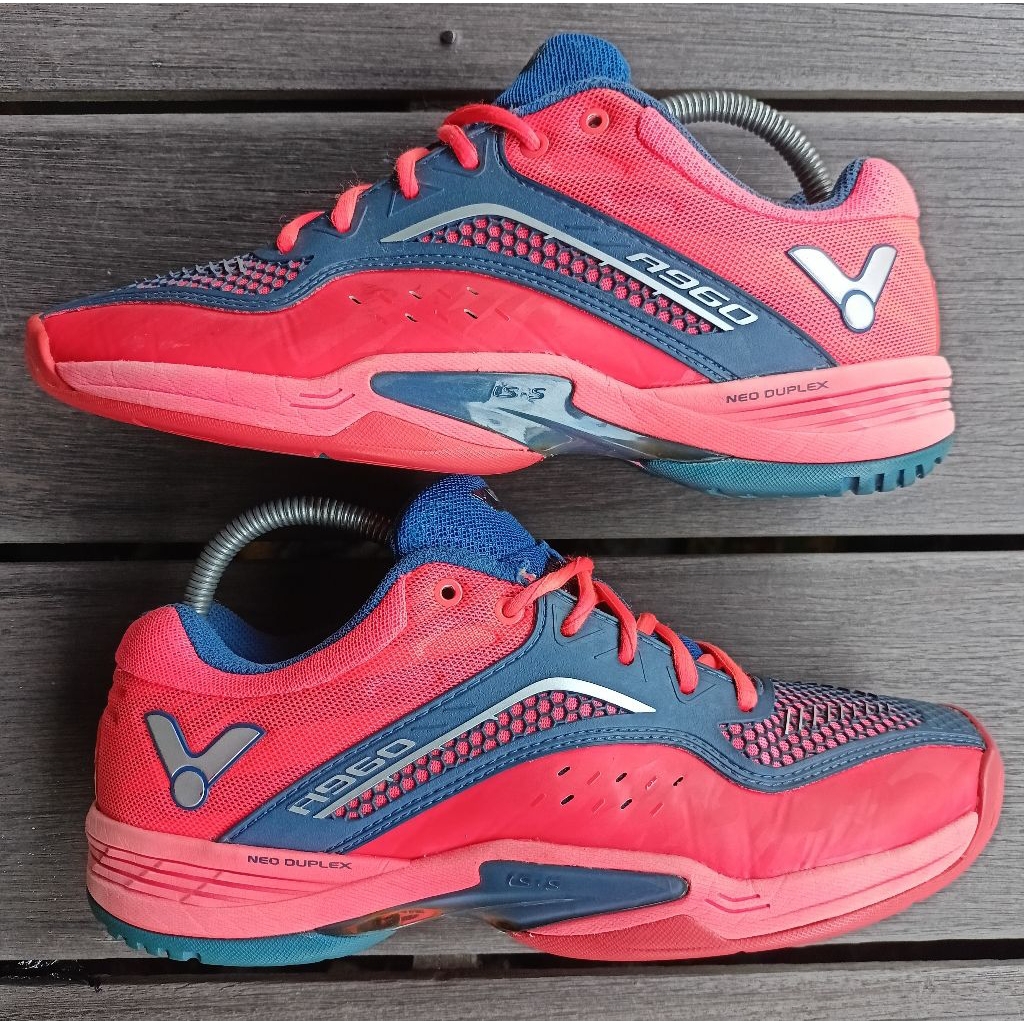 sepatu badminton (victor A960)