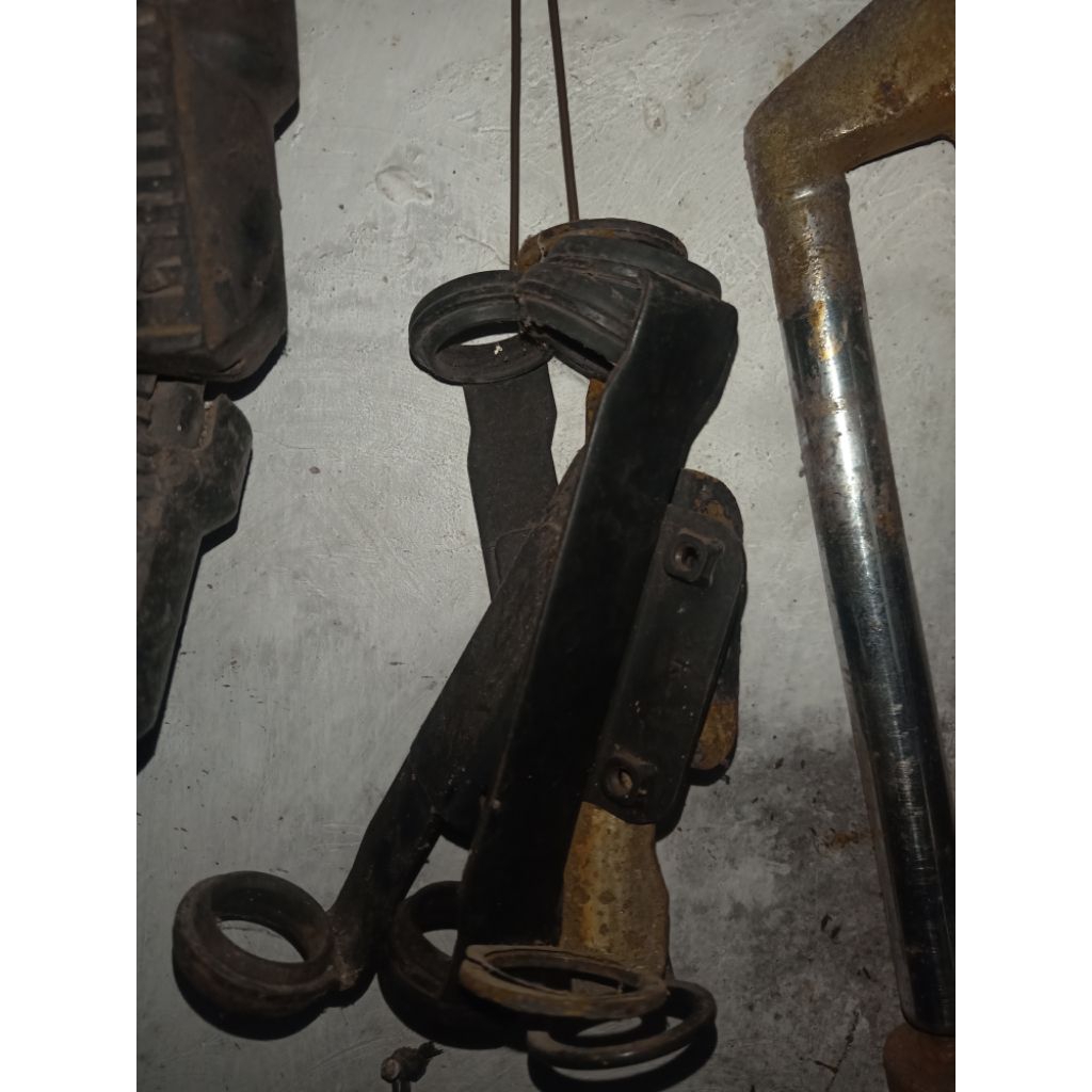 breket lampu thunder 125