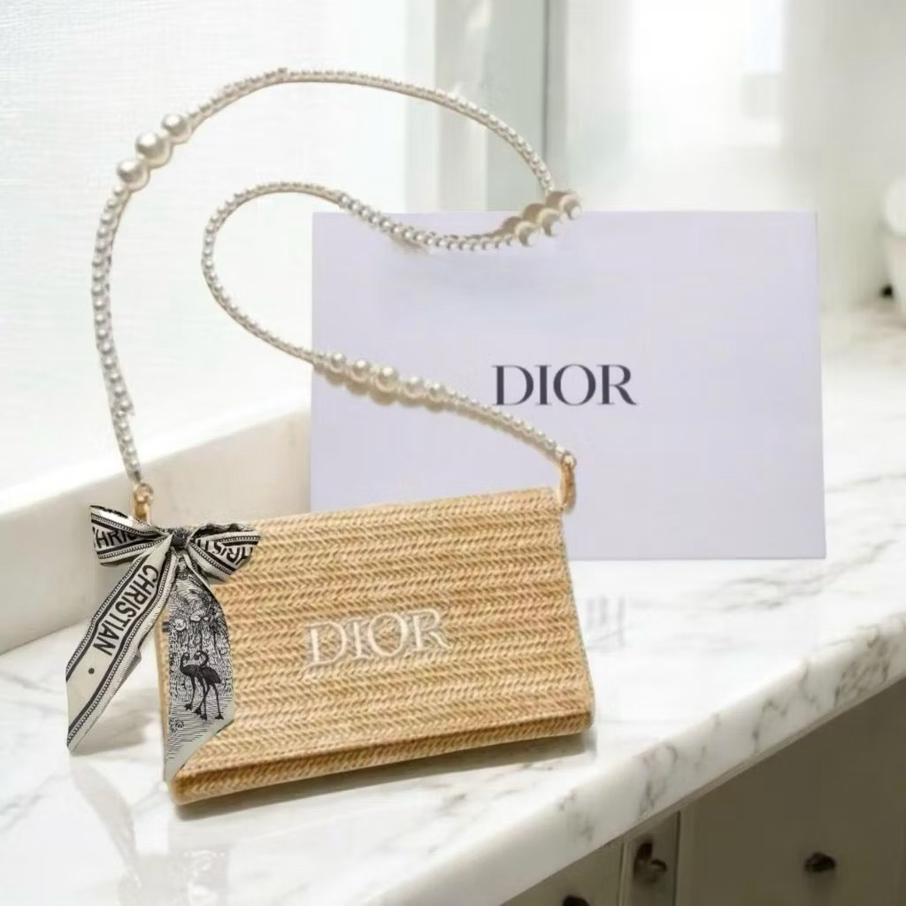 

gift di0r beauty rattanbag