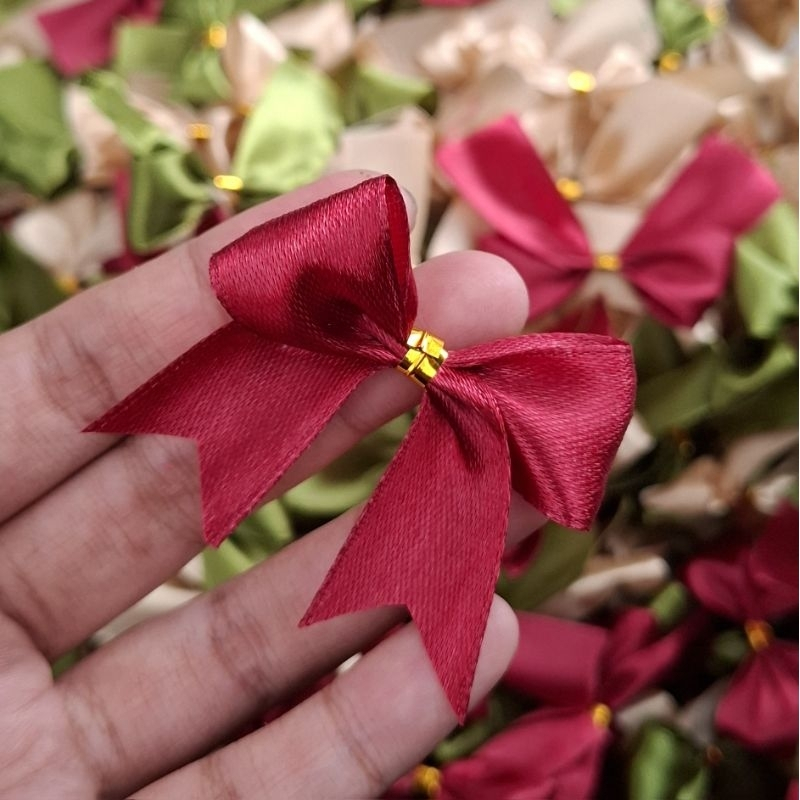 

(100 Pcs) Pita Satin 2 cm Siap Pakai | Pita Hampers / Souvenir / Kado / Goodie Bag Langsung Tempel