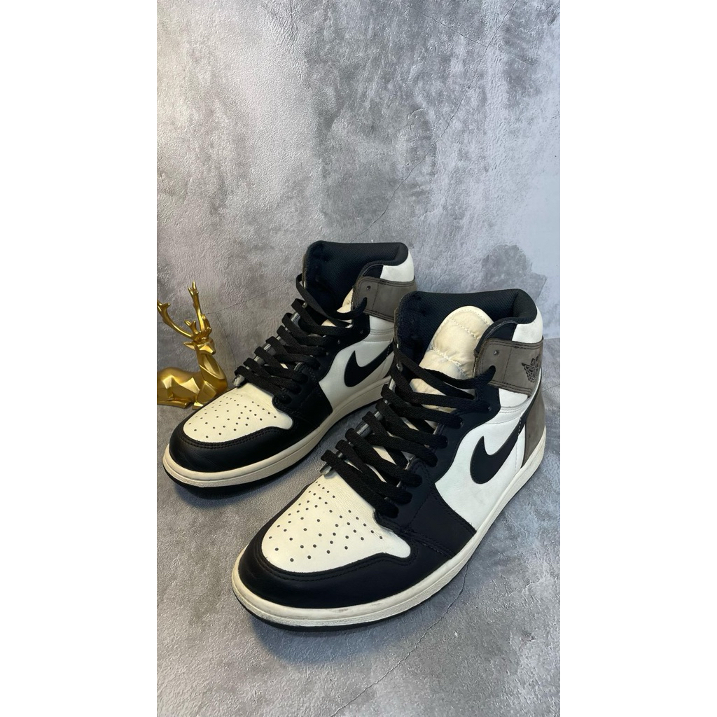 Preloved Nike Air Jordan 1 Retro High OG Dark Mocha Sneakers/Sepatu Kets for Men/Pria in White and D