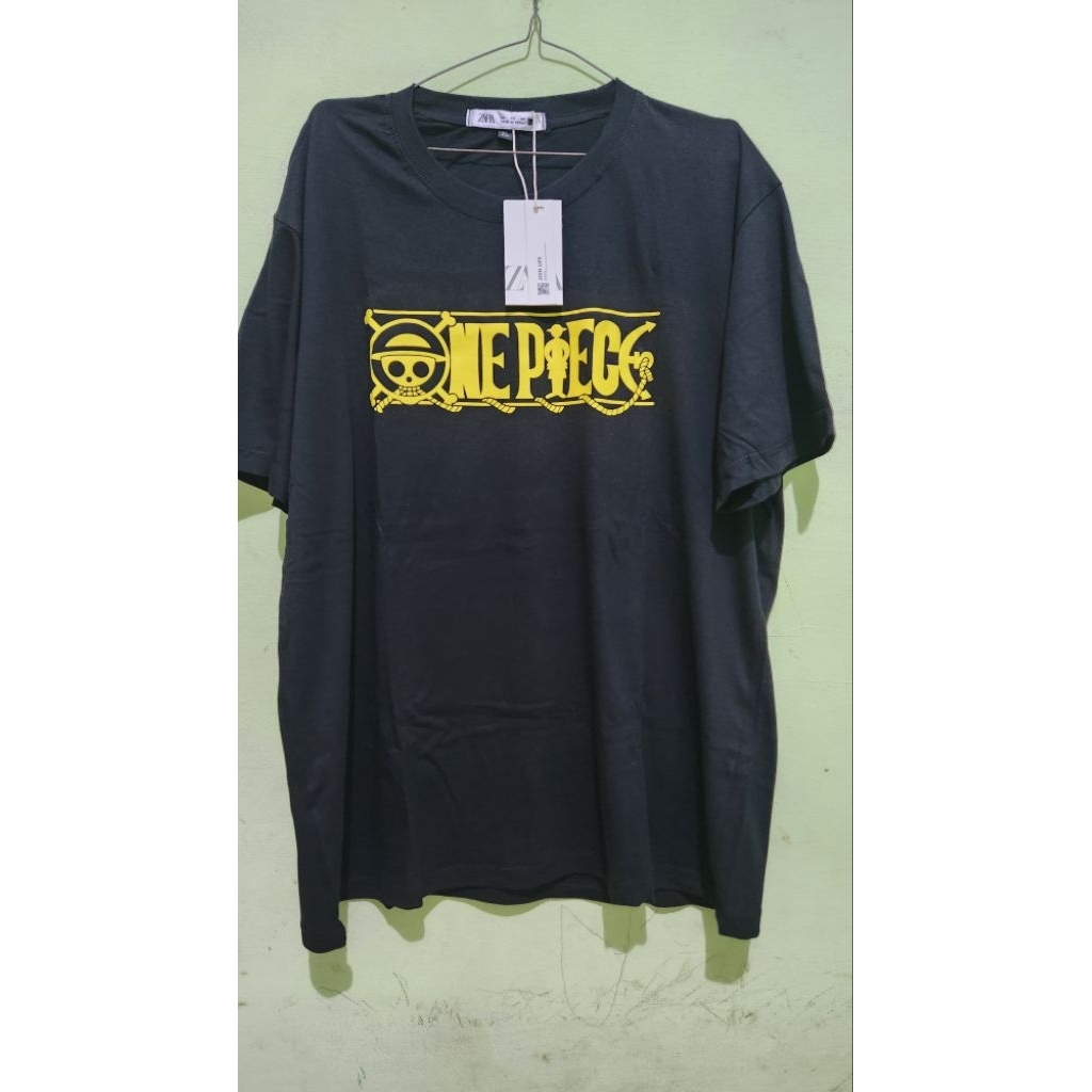 Kaos One Piece x Zara Hitam
