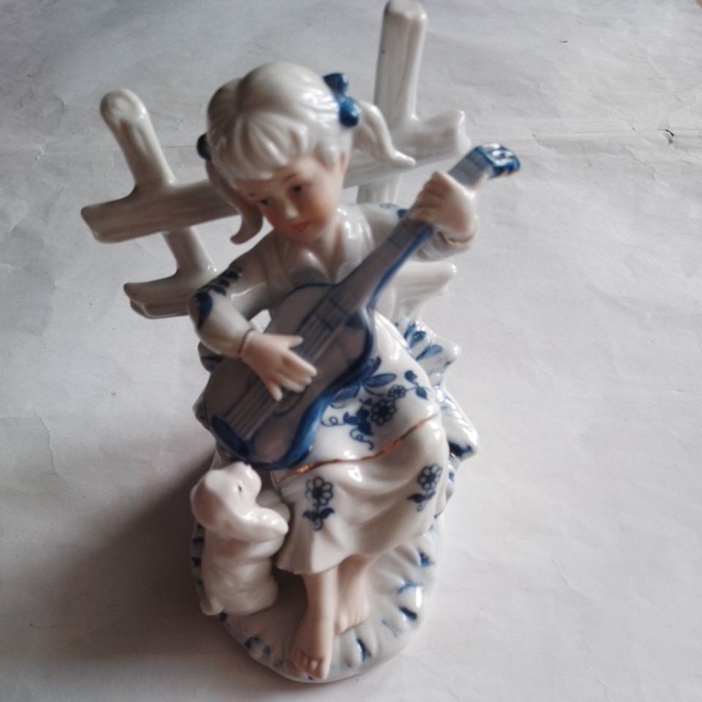 pajangan keramik anak perempuan sedang bermain gitar
