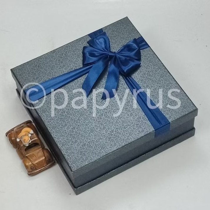 

PAPYRUS Sandwich 30x30 Tinggi 10cm Kotak Kado Gift Box Hadiah V1