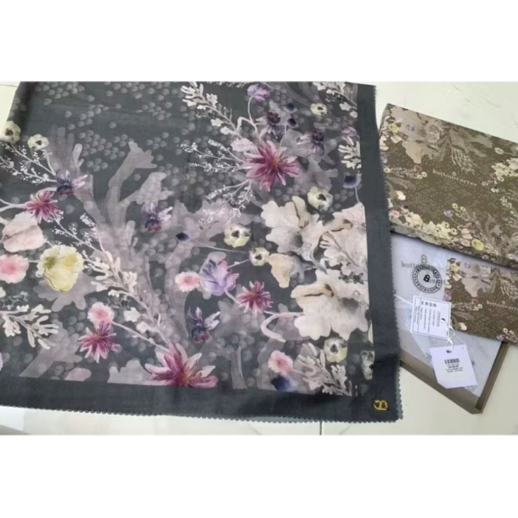 Fiore Buttonscarves series