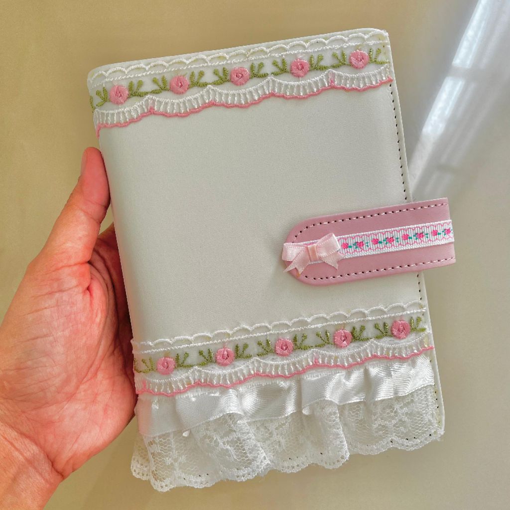 

Cover Binder Coquette Lace Flower A6 (Cover Saja)