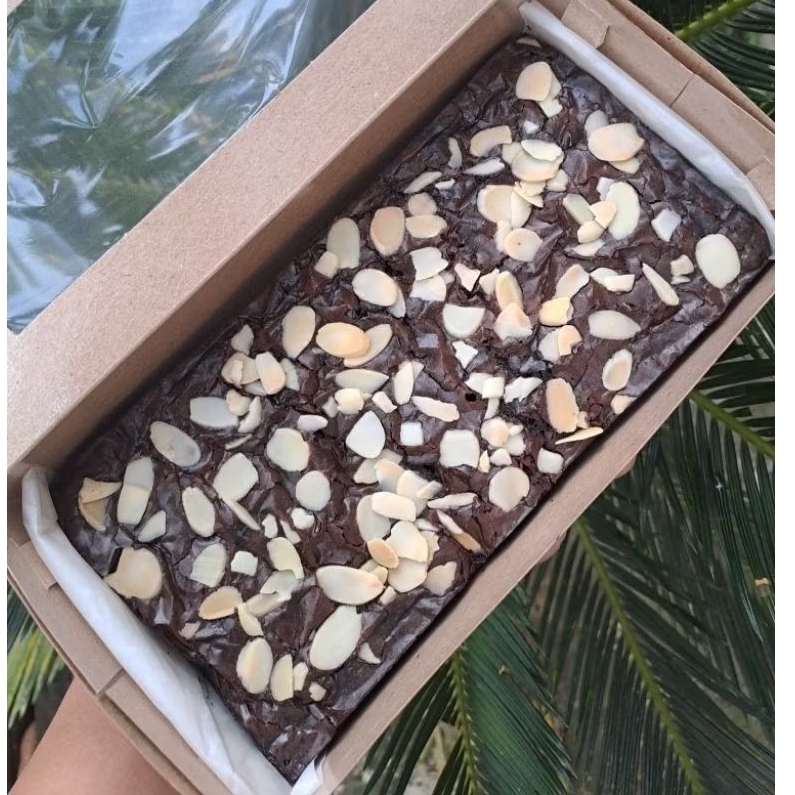 

BROWNIES FUDGY original Almond ~ BISA KIRIM KELUAR KOTA