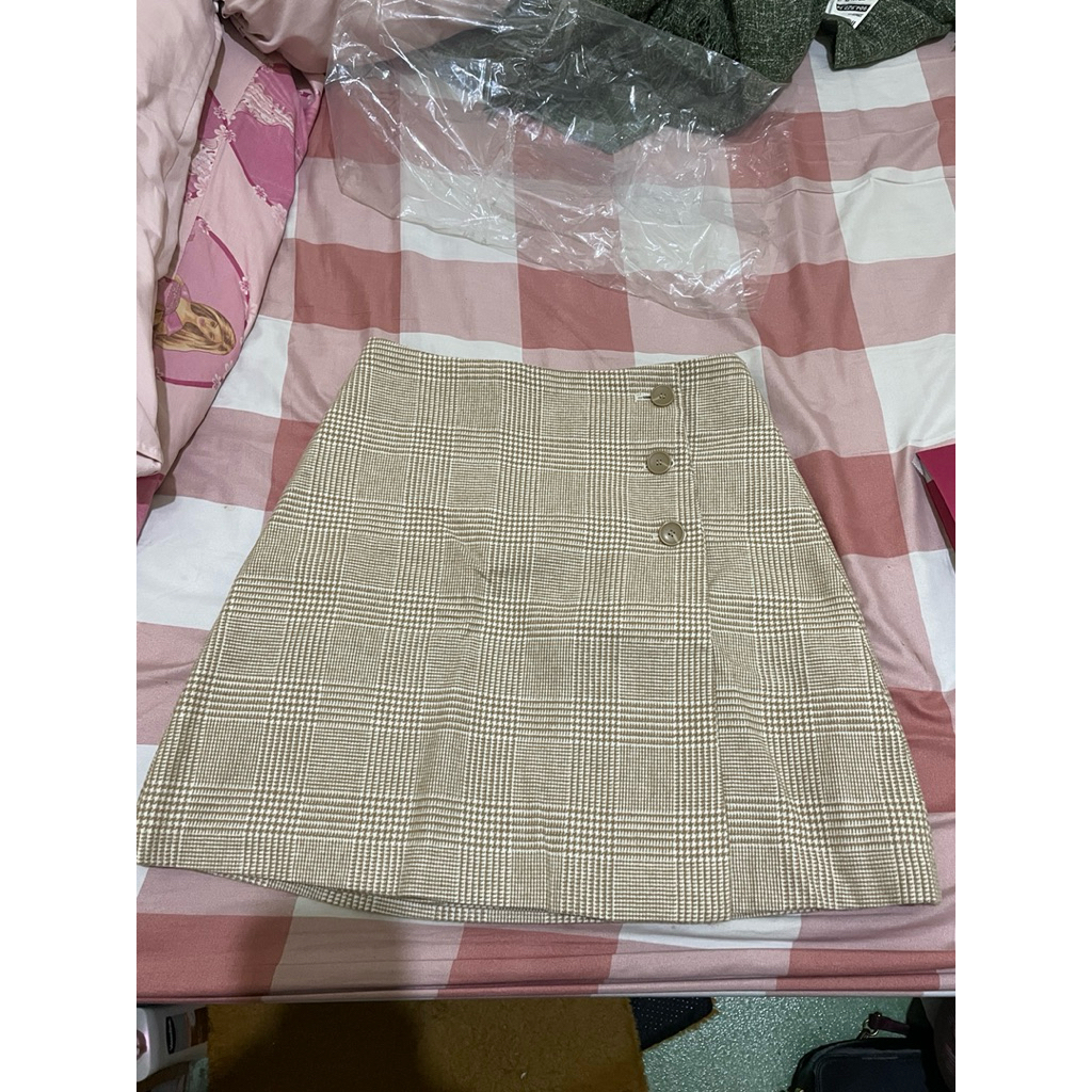 Rok SPAO mini button skirt beige