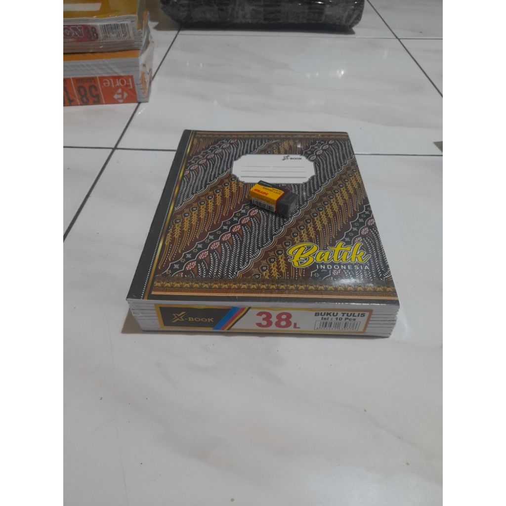 

1 PAK BUKU TULIS X-BOOK ISI 38 LEMBAR DAPAT 10 BUKU GARIS BIRU MOTIF BATIK ATAU MOTIF KUROMI