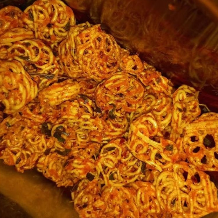 

KERUPUK RAFAEL 1KG PEDAS DAUN JERUK DAN GURIH DAUN JERUK