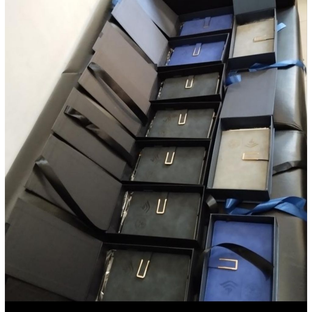 

Ecer Gift Set FREE Grafir Nama & Logo/Gift Set Custom Logo/Hampers GiftSet 2in1/Gift Set Agenda Kulit Pen Metal/HADIAH KADO MEWAH/Gift Set Isi 2 Notebook A5 Pulpen Besi
