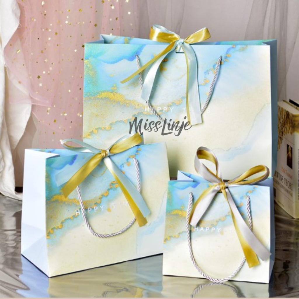 

MissLinje Paper Bag Paperbag Kado Tas Hampers Aesthetic Marble Biru Muda Dengan Pita Premium
