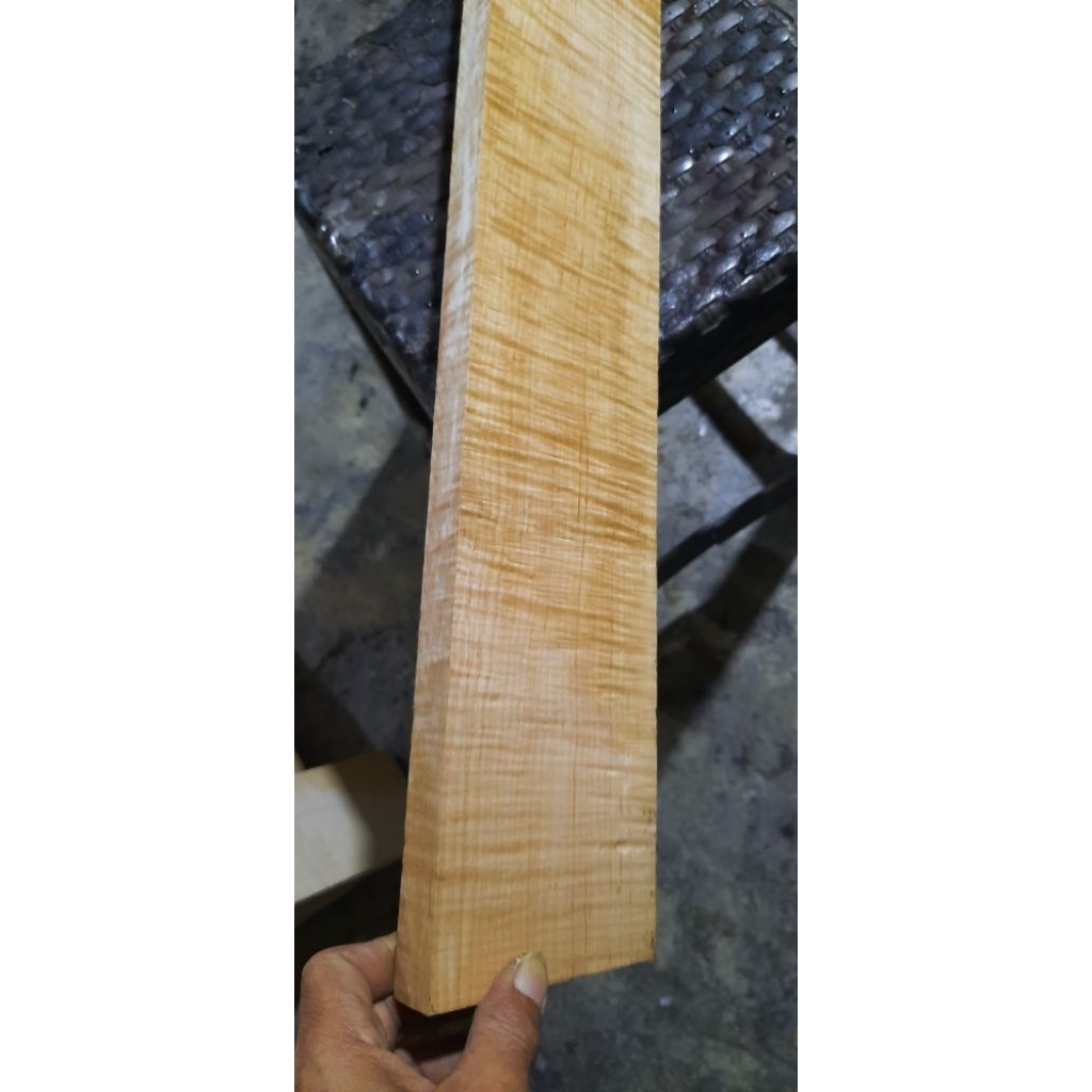 maple flame bahan neck gitar