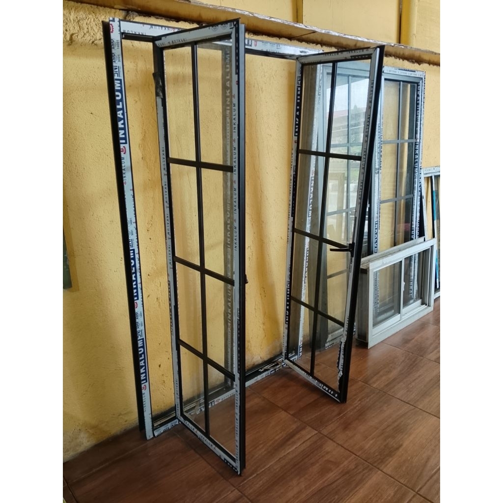 Kusen jendela double swing aluminium ornamen