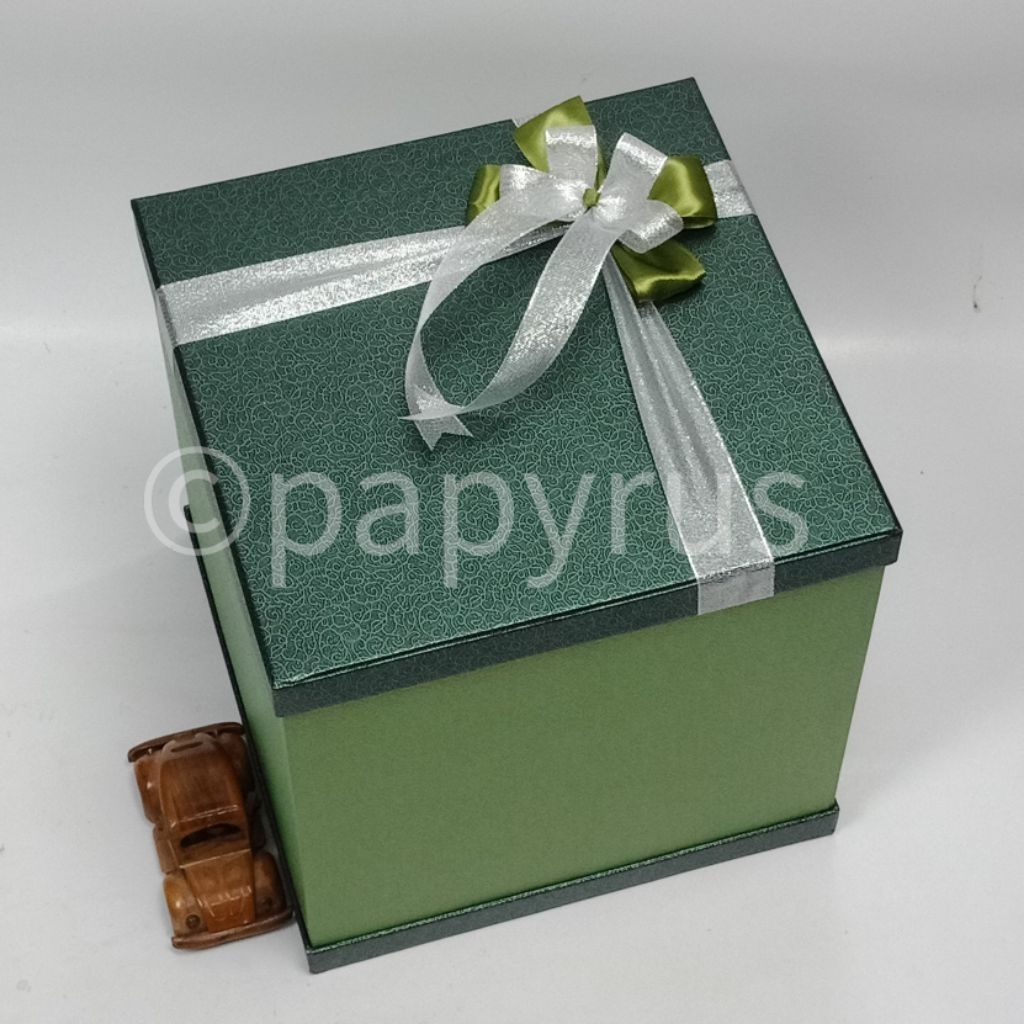 

PAPYRUS Sandwich 30x30 Tinggi 30cm Kotak Kado Gift Box Hadiah V2