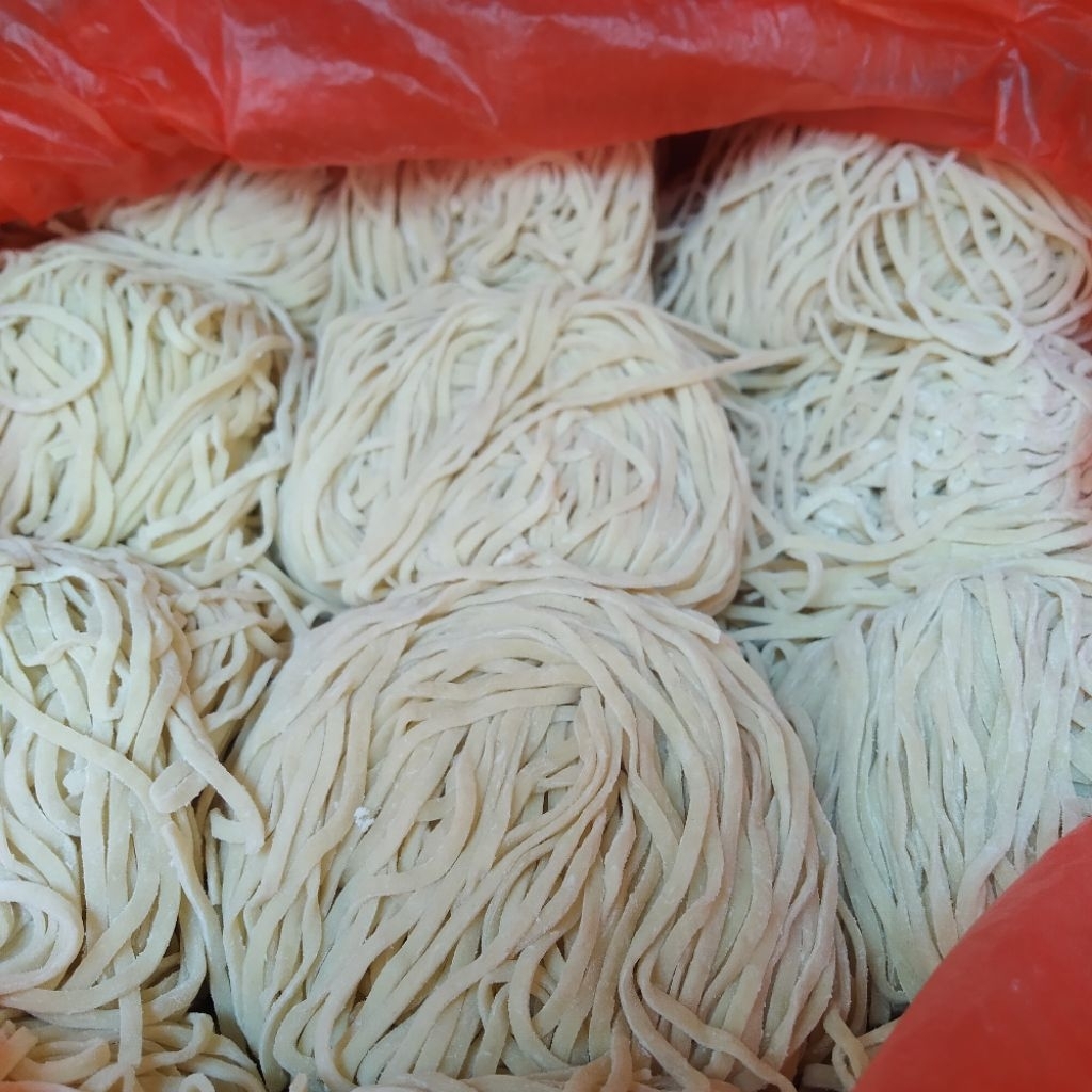 

MENTAHAN MIE AYAM BAKMIE TELUR 1KG 500GR LURUS KENYAL
