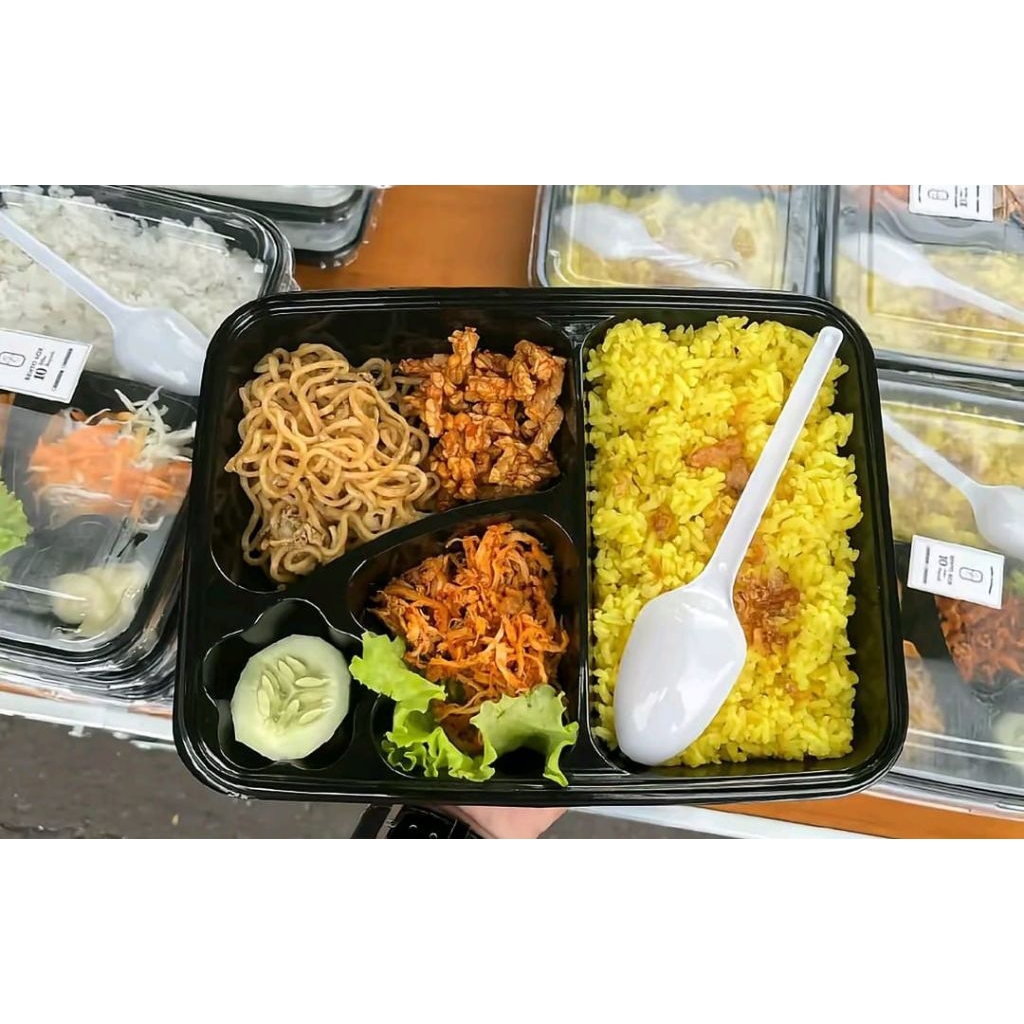 

Nasi kuning Ayam suwir+ Mie goreng