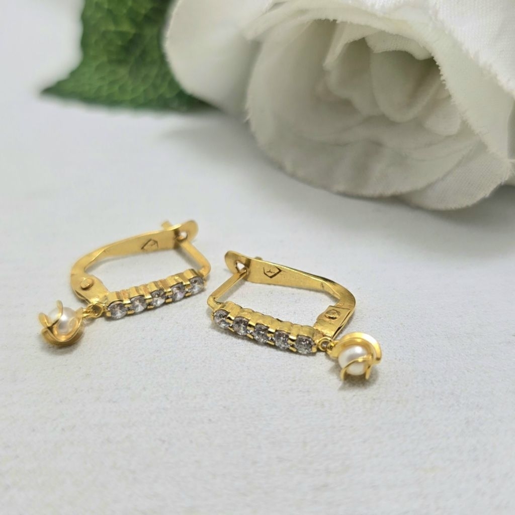 Anting Jepit Sebaris Bandul Mutiara Emas Muda